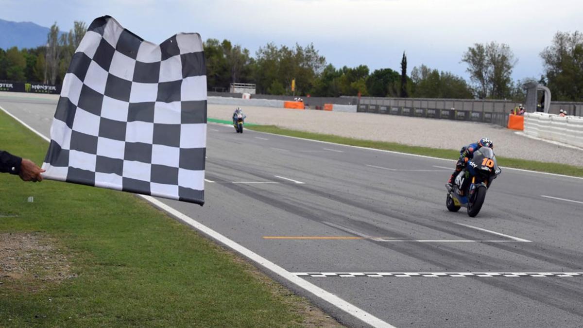 Marini cruza la línea de meta en la carrera del GP de Catalunya