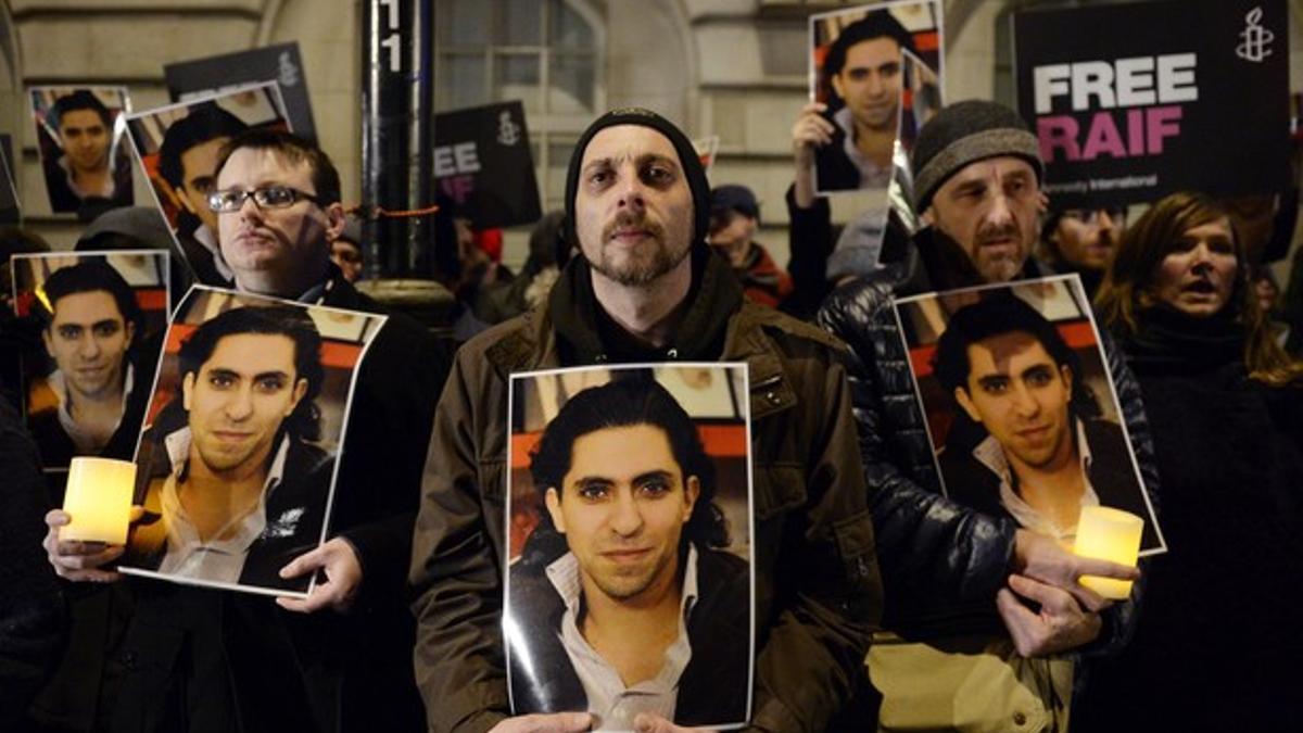 Manifestación de apoyo a Raif Badawi, delante de la Embajada de Arabia Saudí en Londres, hace un año.
