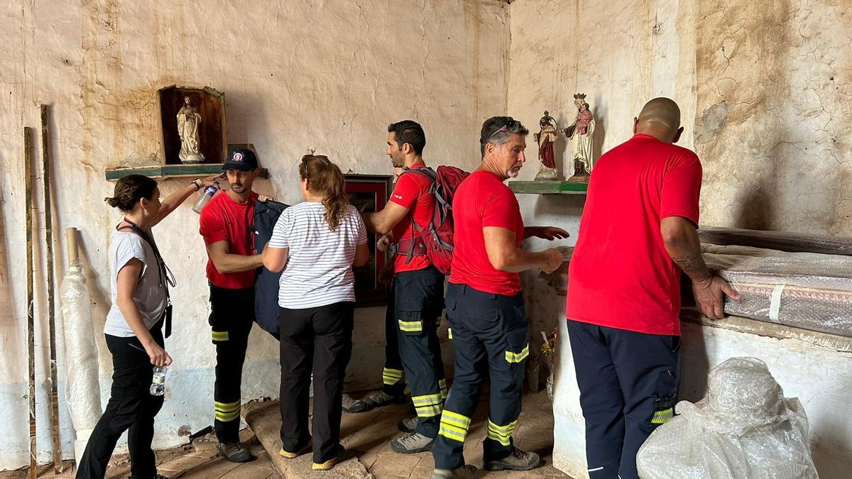 Un momento del operativo desplegado por Bomberos en julio de 2024 para el desalojo las imágenes donadas por la propietaria de la Hacienda de Las Palmas de Anaga.