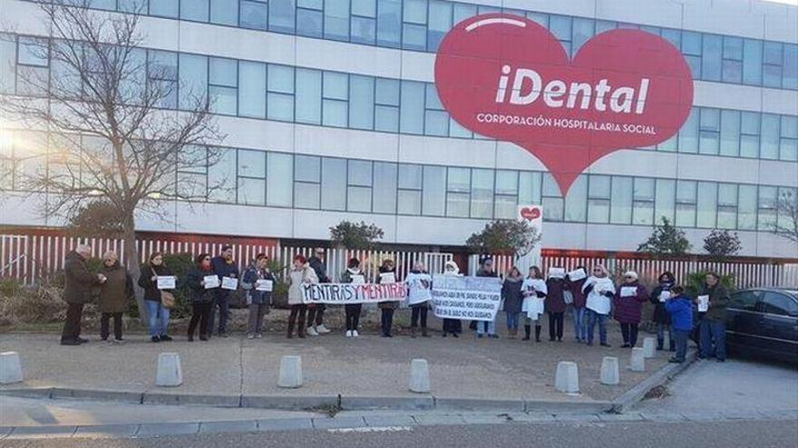 Podemos e IU exigen a Sanidad atención para los afectados de iDental