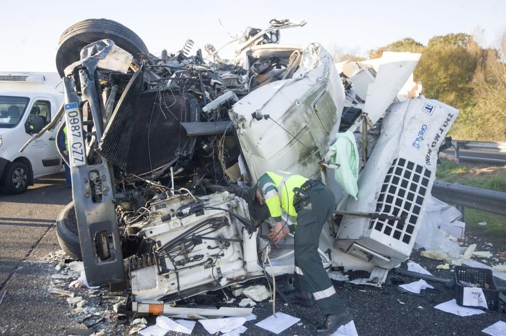 La AP-9 cortada en Abegondo al chocar dos camiones