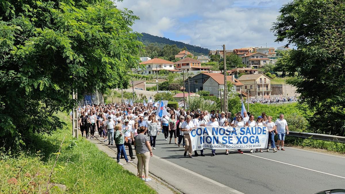 Los manifestantes, durante su marcha por las carreteras de O Morrazo