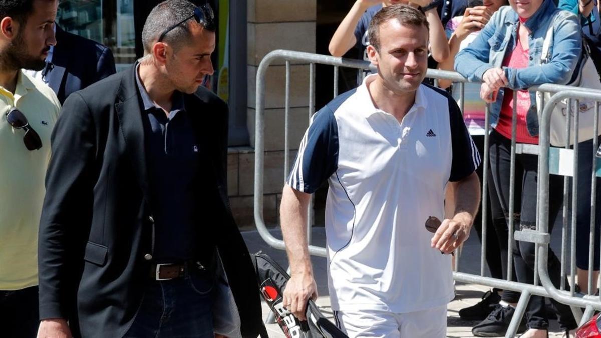 Macron, con una raqueta de tenis, sale de su casa, en Le Touquet, para ir a jugar un partido, el 17 de junio.