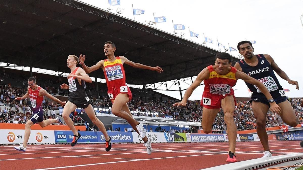 Ilias Fifa (centro), ganando el oro europeo de 5.000 metros en el 2016.