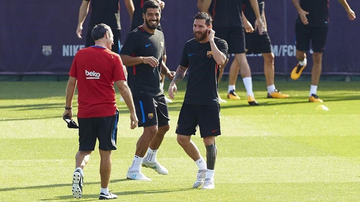 Ernesto Valverde habla con Messi y Suárez durante el entrenamiento de este lunes en Sant Joan Despí.