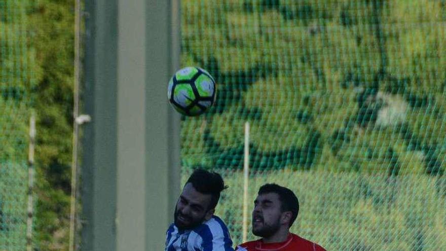 Un jugador del Cruceiro y otro del Bahía en el derbi. // Gonzalo Núñez