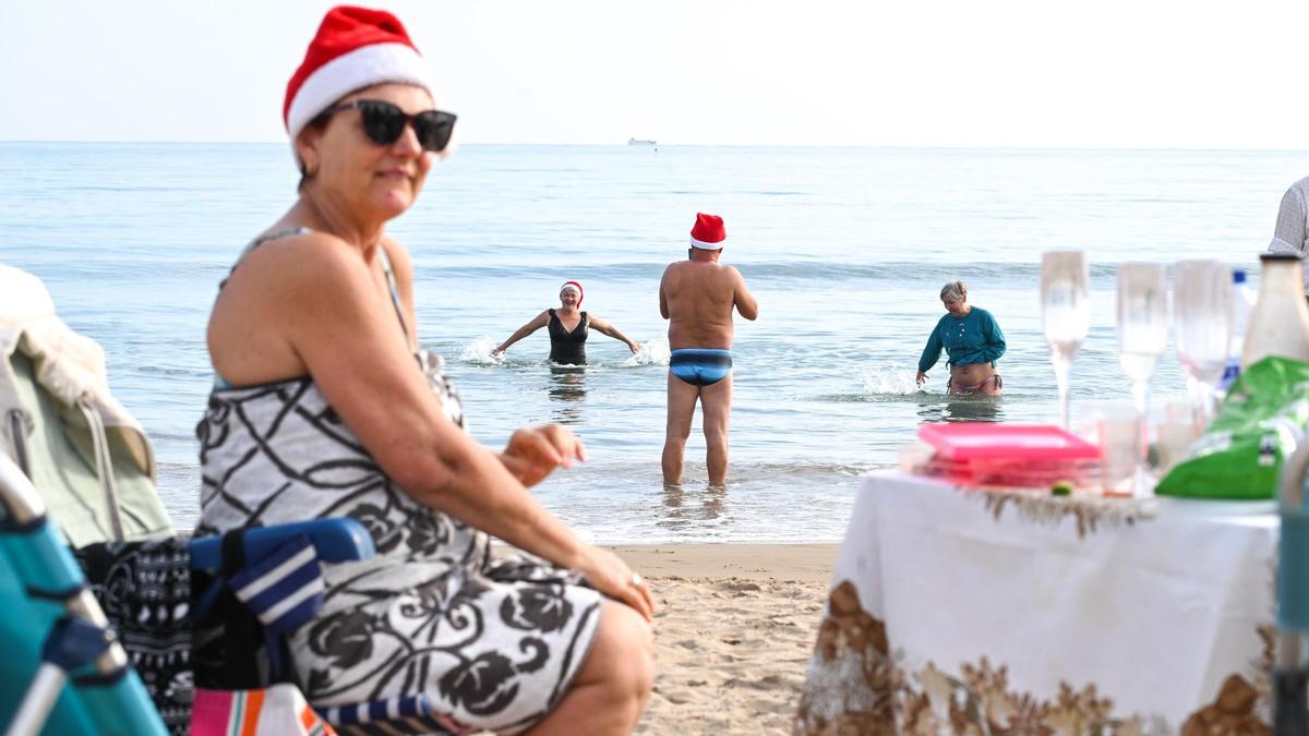 Primer baño del año en la playa de La Marina