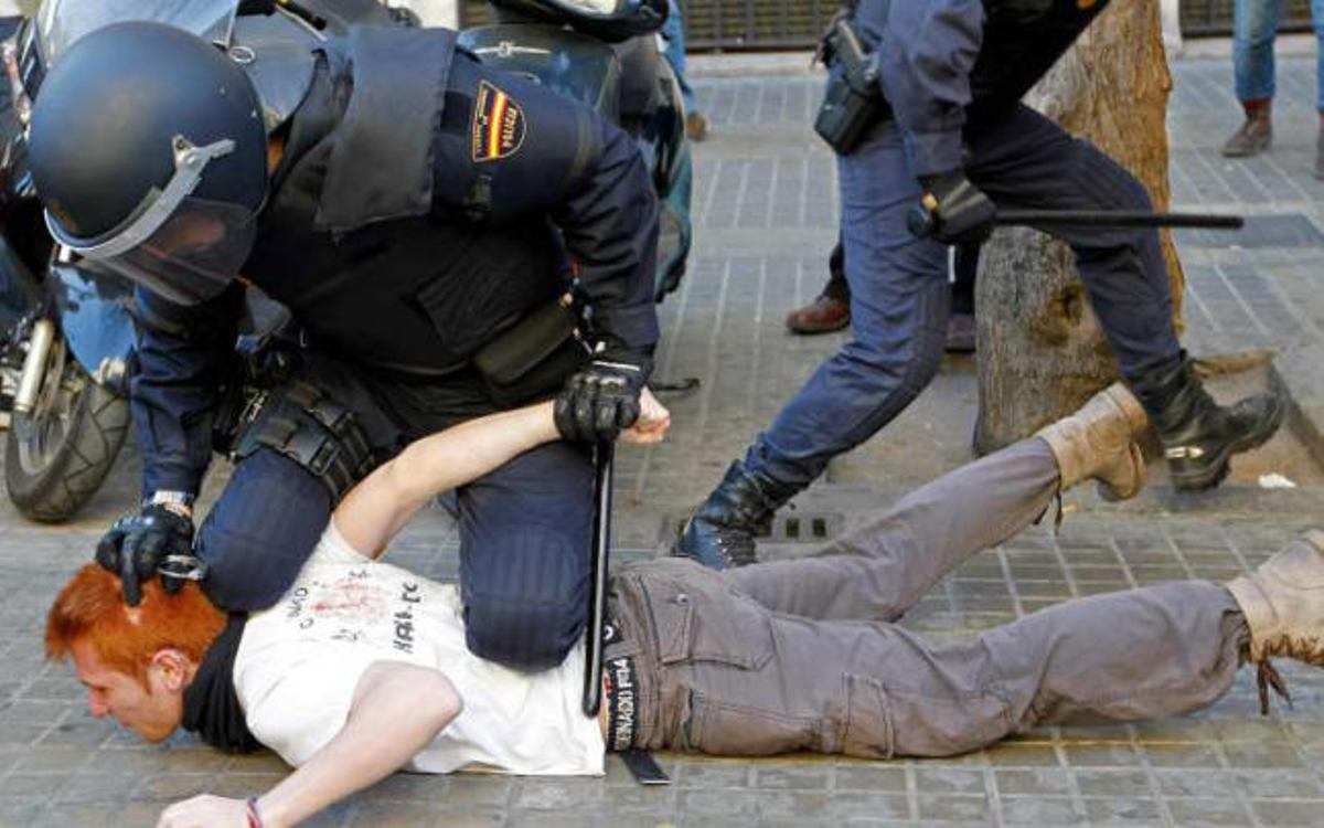 La Policía carga otra vez contra los estudiantes en Valencia