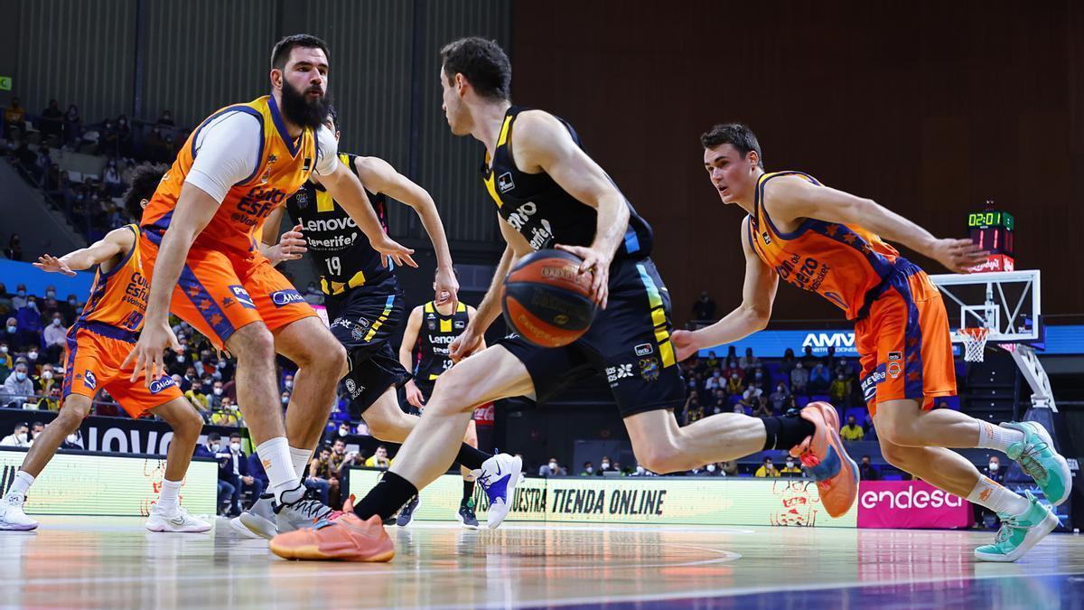 Bojan Dubljevic y Nenad Dimitrijevic, en una acción defensiva ante el Lenovo Tenerife