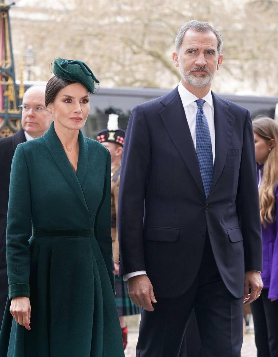 Los reyes Felipe y Letizia llegan a misa por el duque de Edimburgo