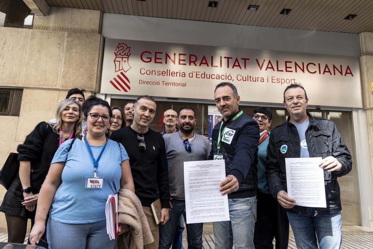 Lo representantes sindicales este jueves ante la jefatura de Educación en Alicante para registrar el manifiesto y firmas