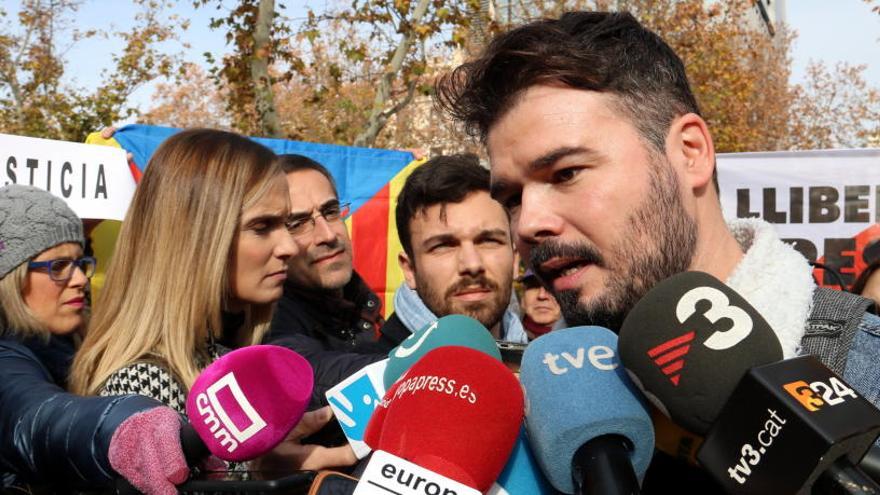 Gabriel Rufián aten els mitjans.