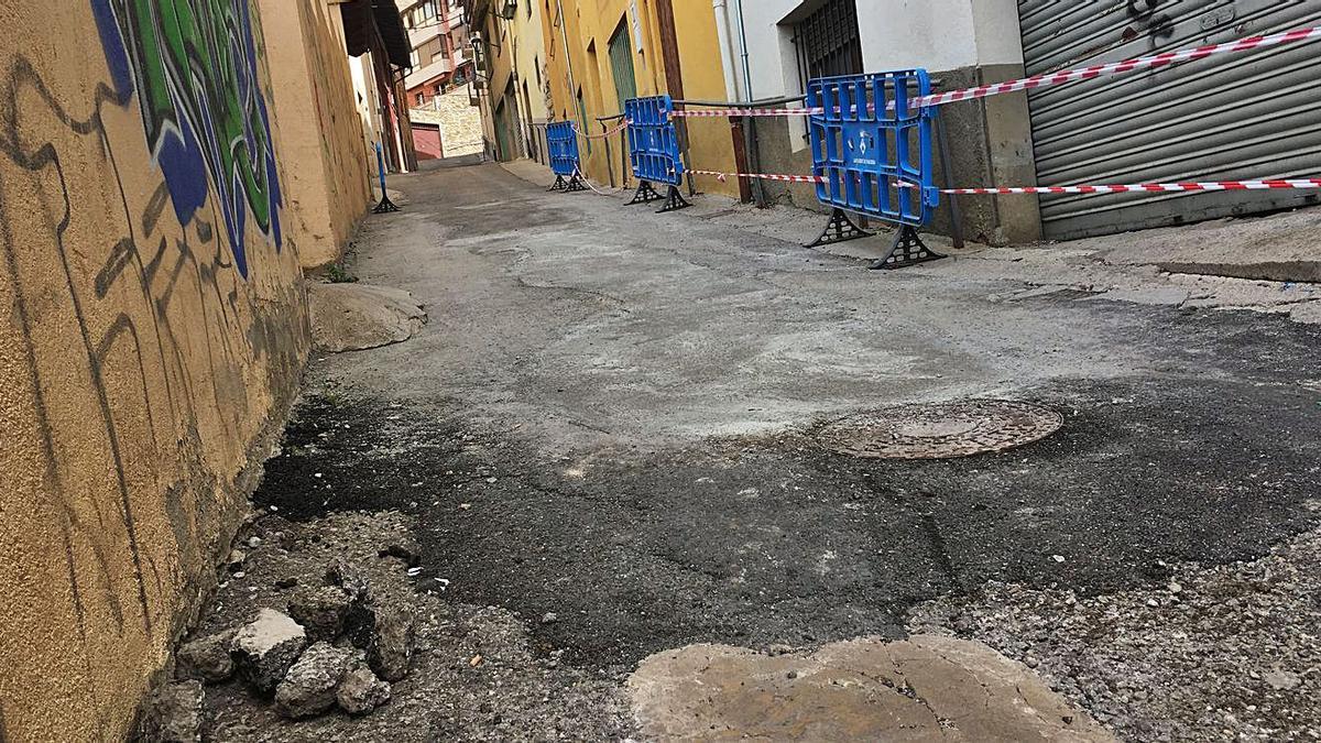 El carrer de les Beates de Puigcerdà, malmès pels temporals de pluja i vent de juny i juliol | MIQUEL SPA