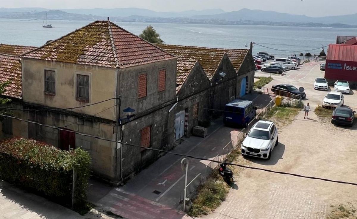Uno de los chiringuitos de verano en la playa de Rodeira. |  Santos Á.