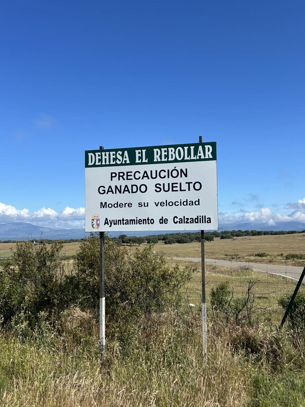 Cartel en la dehesa de Calzadilla.