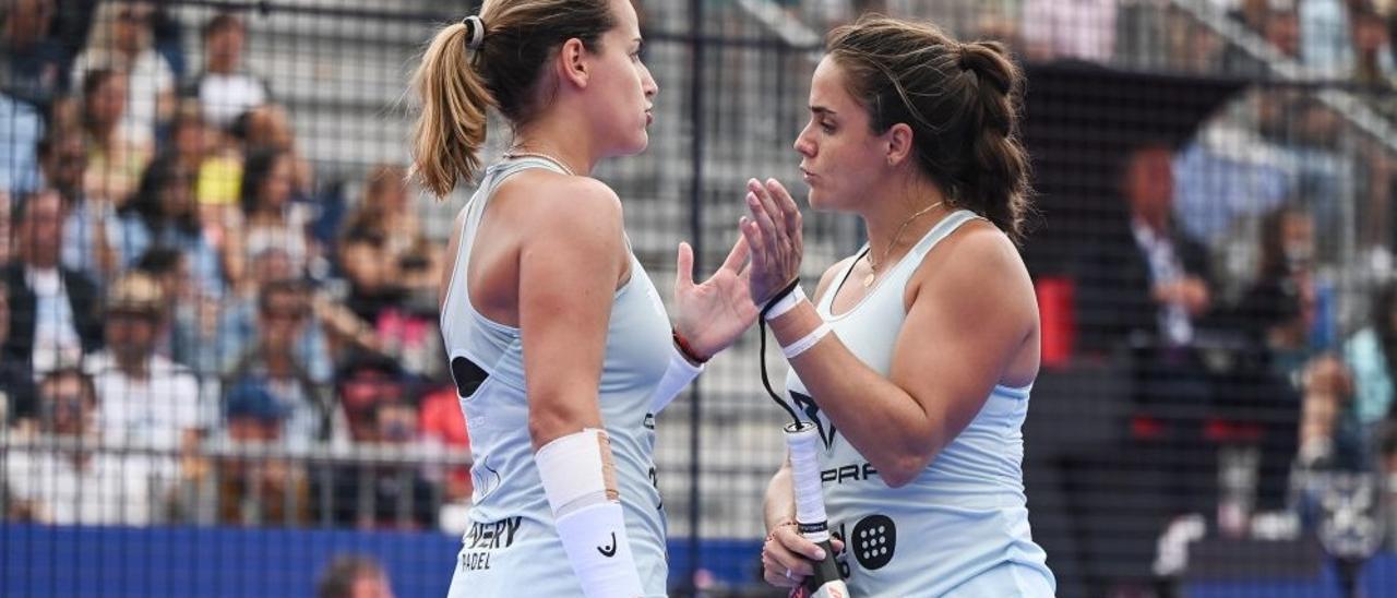 Ari Sánchez y Paula Josemaría hablan durante el partido.