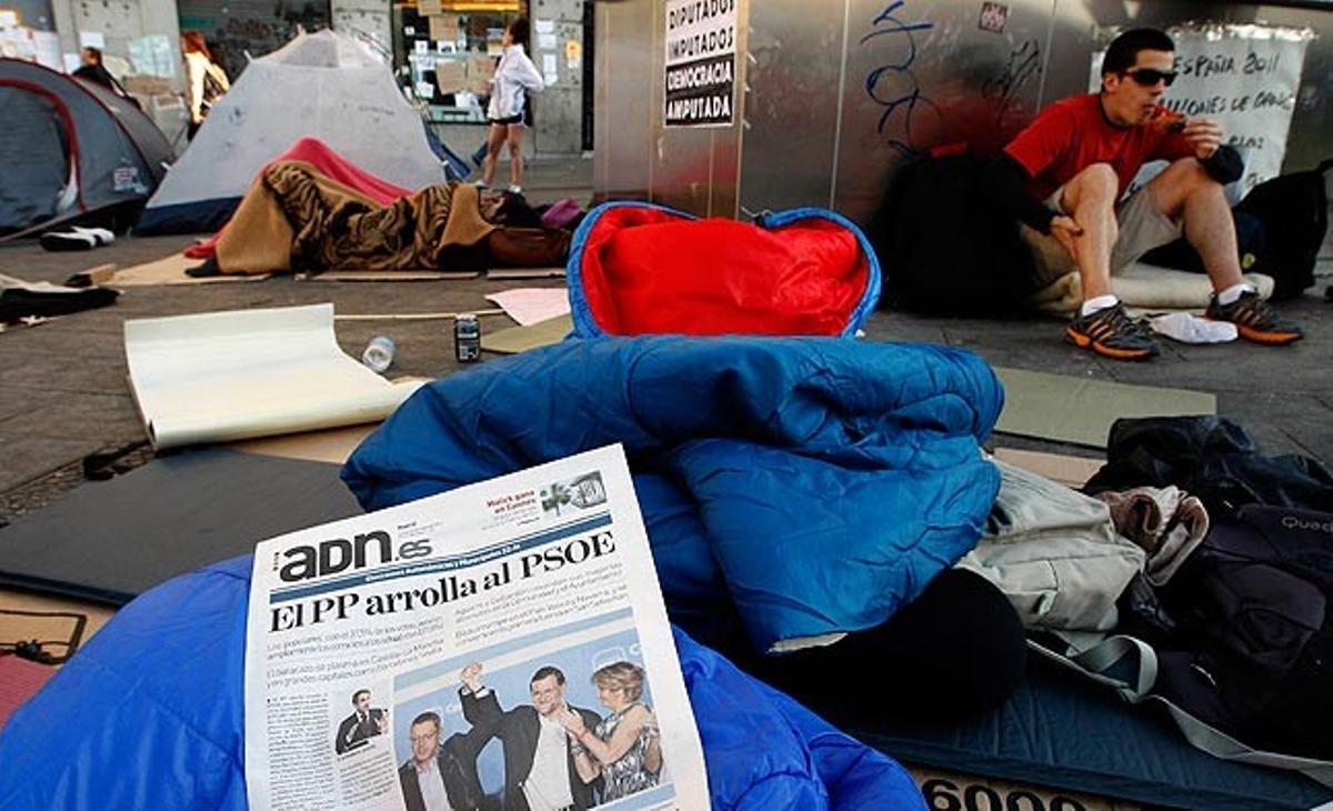 Un diari d’aquest dilluns sobre el sac de dormir d’una de les persones que han passat la nit a la Puerta del Sol en protesta per la situació política del país.
