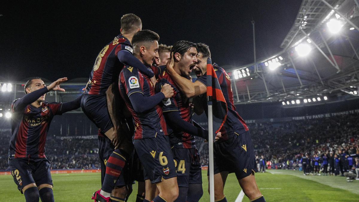Los jugadores del Levante hacen piña junto al córner por el gol de Campaña