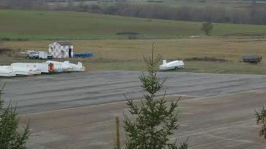 La zona dels hangars de l&#039;aeròdrom de la Cerdanya, a Das i Fontanals