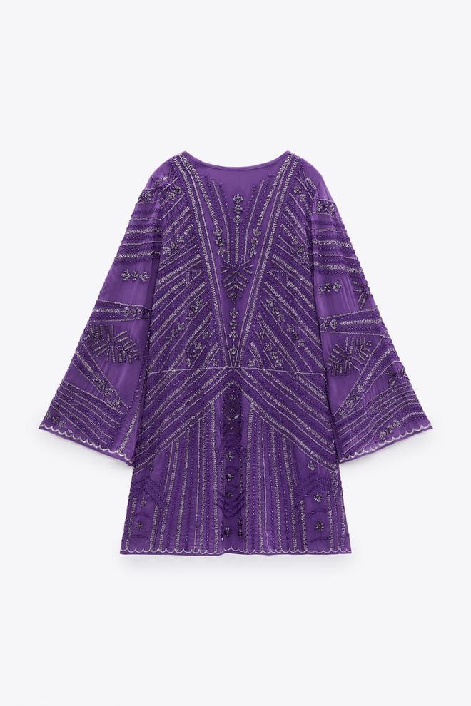 Vestido túnica morado con abalorios de Zara