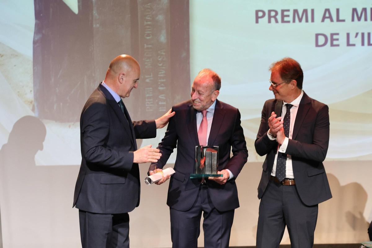 Joan Serra recibe el premio de manos del rpesidente del Consell.