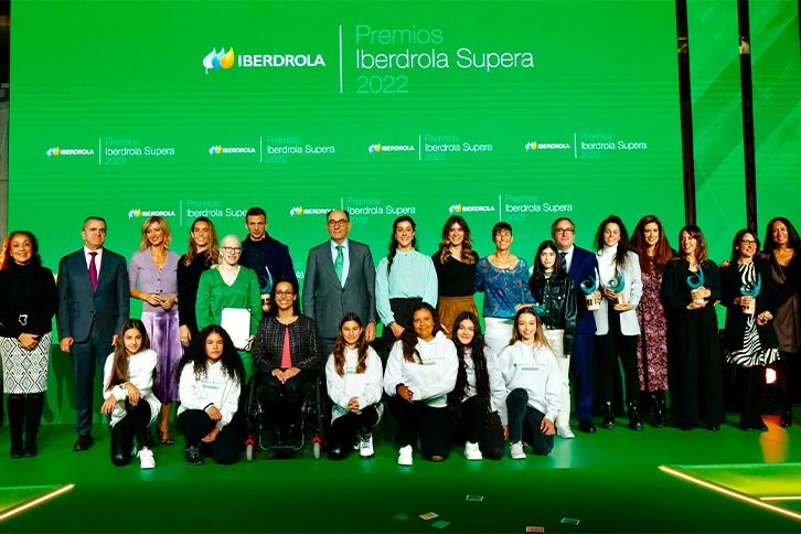 Las premiadas y el jurado en los Los Premios Iberdrola Supera de 2022.