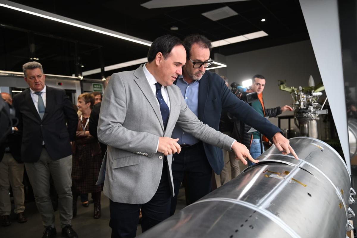 El presidente de PLD explica algunos de los detalles técnicos de los cohetes de la firma al presidente de la Generalitat.