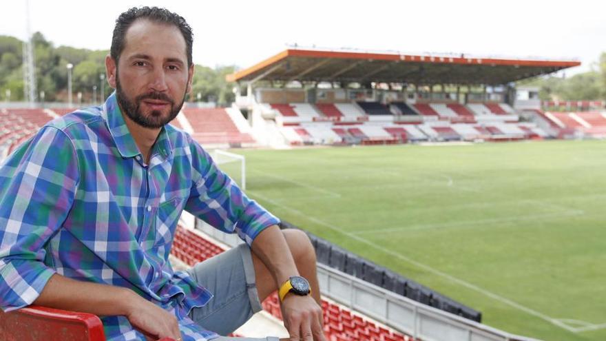 El tècnic del Girona, Pablo Machín, assegut al Gol Nord de l&#039;estadi, amb la Tribuna al fons · Aniol Resclosa