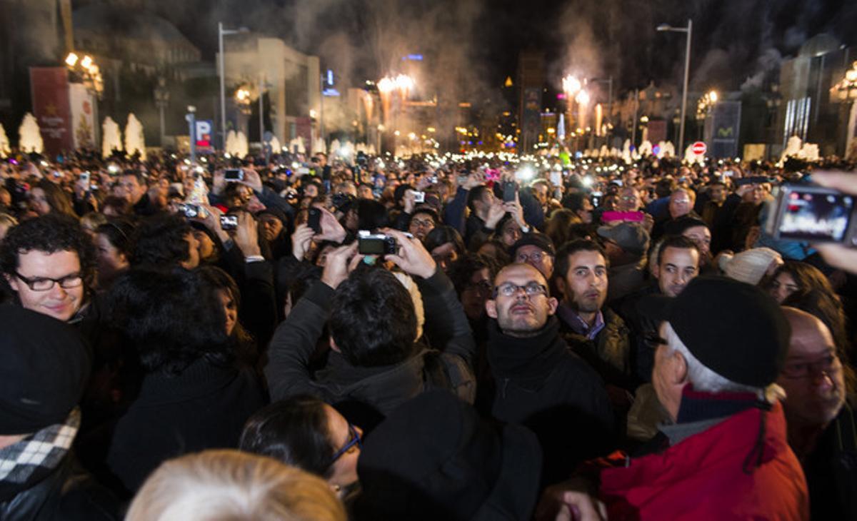 Milers de persones segueixen l’espectacle de la Fura dels Baus.