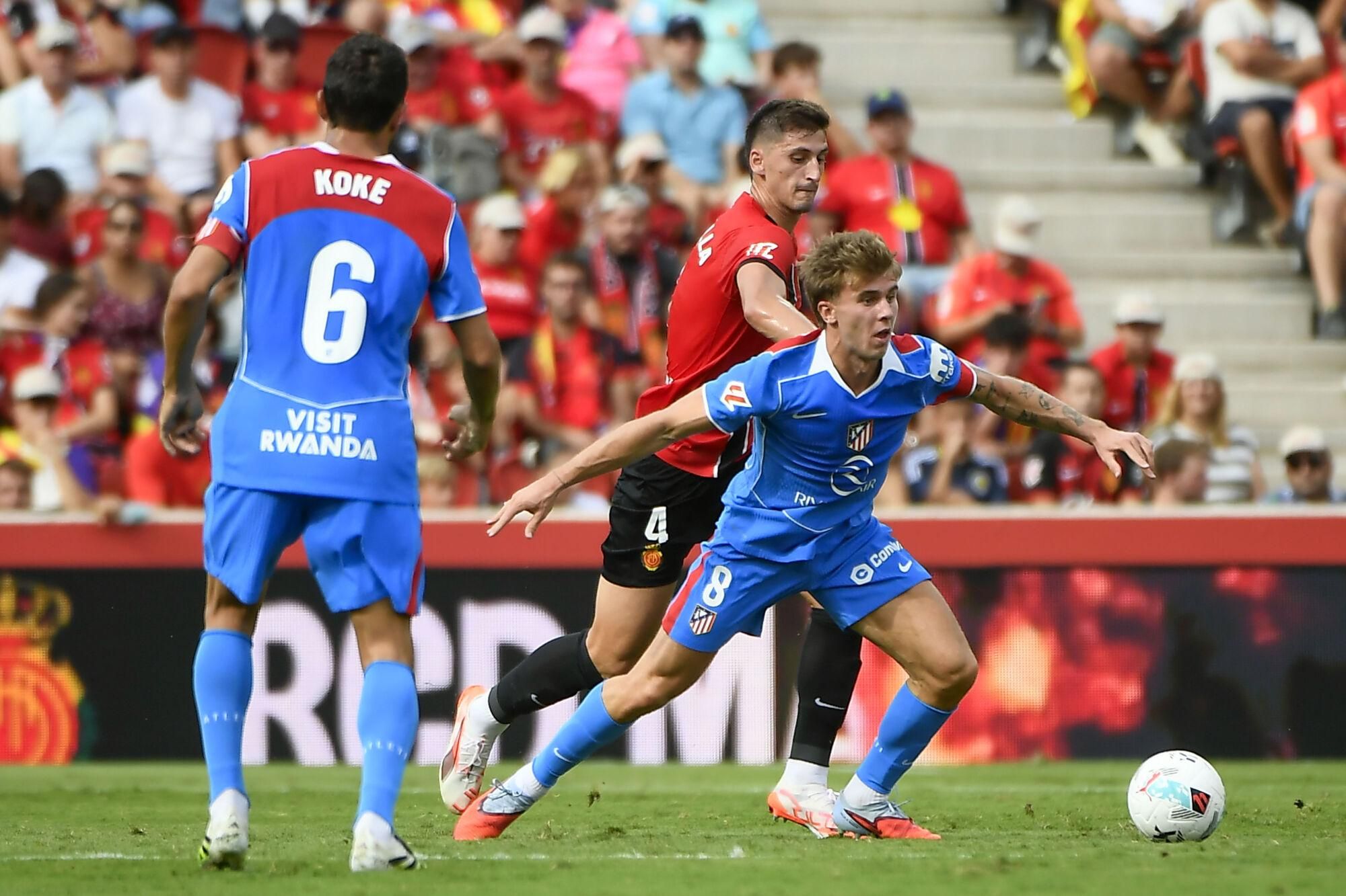CORREGIR FOTÓGRAFO*** PALMA DE MALLORCA, 21/09/2025.- El defensa del Mallorca Marash Kumbulla pelea un balón ante centrocampista del Atlético de Madrid Pablo Barrios (d) en acción este domingo, durante el partido de la jornada 5 de LaLiga EA SPorts, entre el Real Mallorca y el Atlético de Madrid, que se disputa en el estadio de Son Moix de Palma de Mallorca. EFE/ Miquel A. Borràs