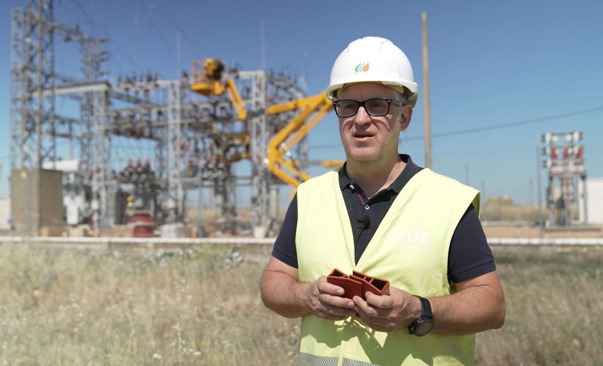 Lrenzo Sánchez Rosado, responsable de las subestaciones de I-DE Extremadura, con la solución en sus manos.
