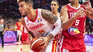 Guangzhou (China), 31/08/2019.- Willy Hernangomez Geuer (L) of Spain in action against Mohamed Hadidane (R) of Tunisia during the FIBA Basketball World Cup 2019 group C match between Spain and Tunisia in Guangzhou, China, 31 August 2019. (Baloncesto, España, Túnez, Túnez) EFE/EPA/ALEX PLAVEVSKI