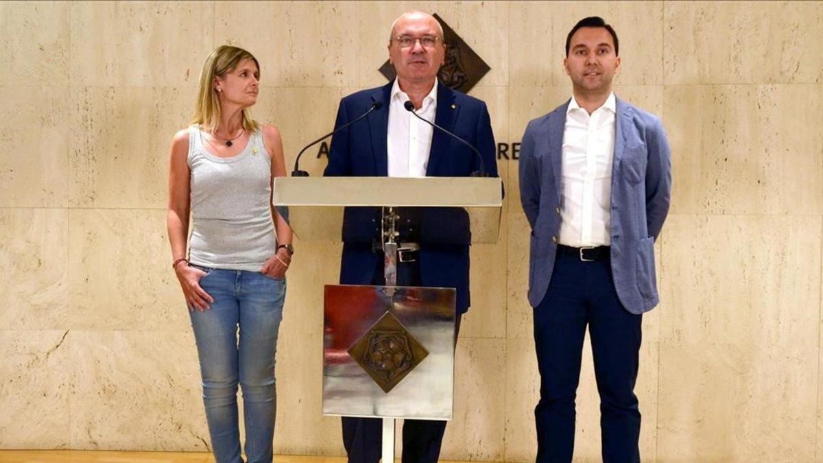 El alcalde de Reus, Carles Pellicer, entre la vicealcaldessa, Noemí Llauradó, y el tercer teniente de alcalde, Daniel Rubio.