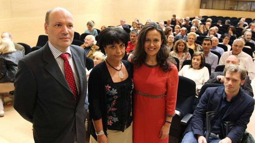 José Manuel Domínguez, Susana Blanco Pérez y María Martinón Torres en el Liceo.  // Iñaki Osorio