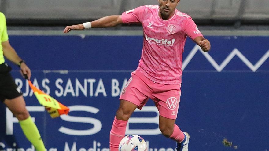 Ángel, con el balón en los pies durante el duelo de ayer en Lezama. | | LOF