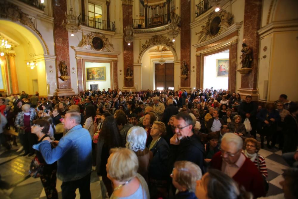 Miles de personas han acudido este lunes a visitar a la Virgen de los Desamparados