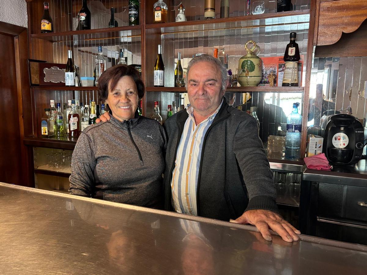 Alicia Martínez y Evaristo Gómez tras la barra de su bar ya cerrado.