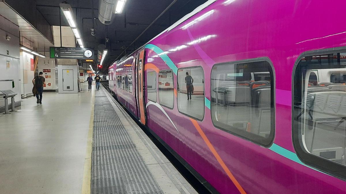 Un tren Avlo S106 en la estación de Barcelona - Sants Estació