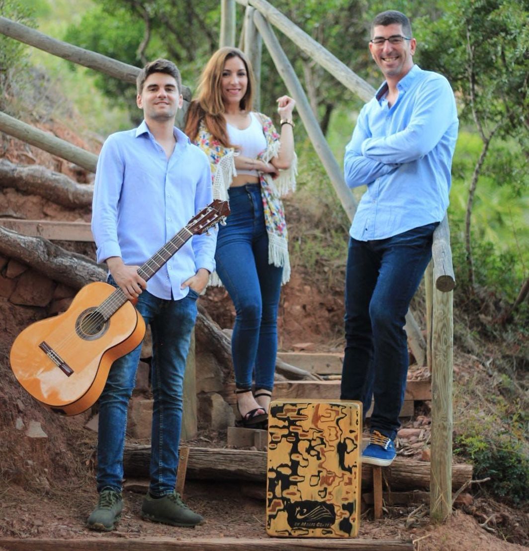 Yolanda, junto a Carlos y Jordi, integrantes del grupo Atuvera Flamenco-Pop que ha actuado en la práctica totalidad de los municipios de la provincia de Castellón.