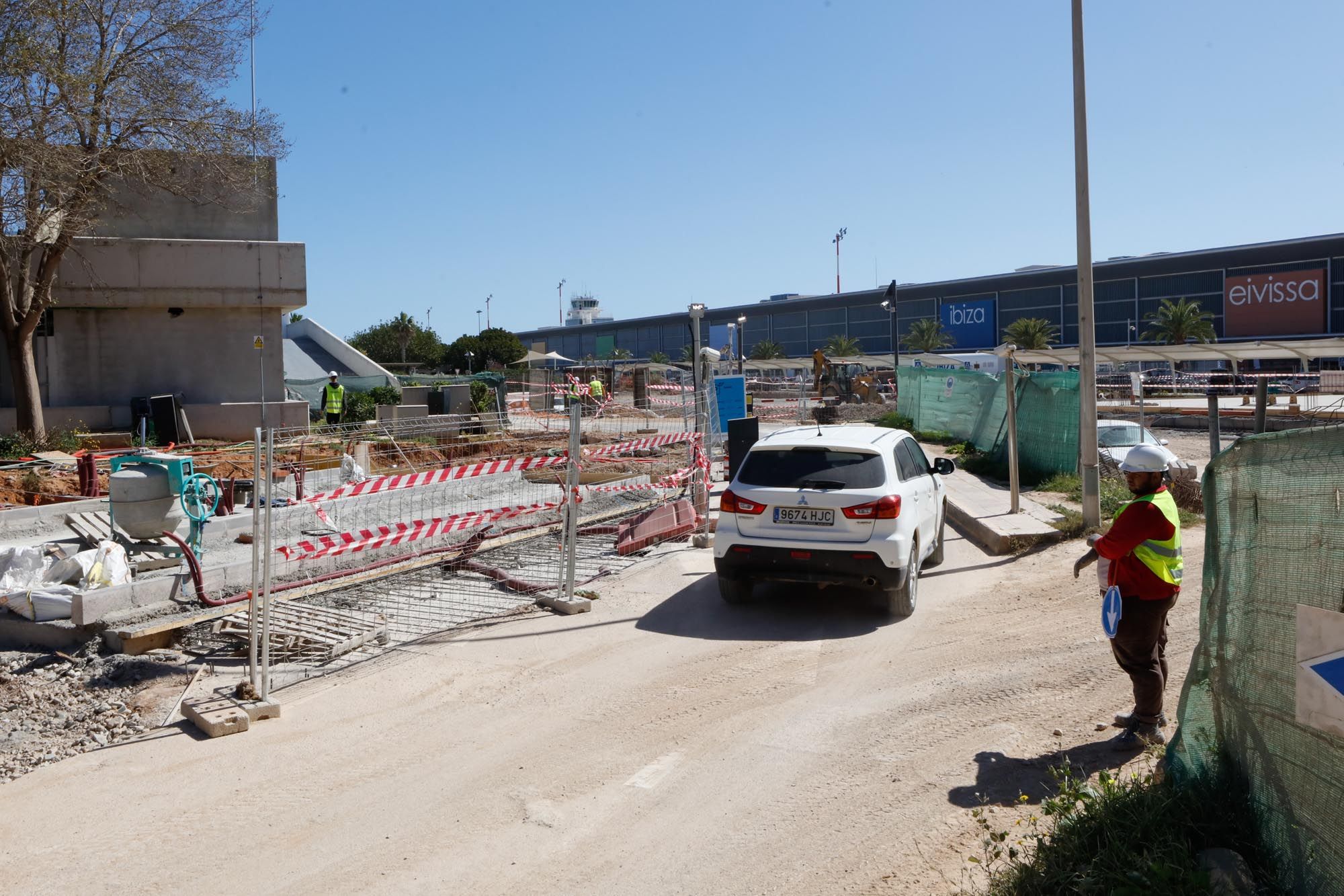 Obras en el aparcamiento del aeropuerto de Ibiza