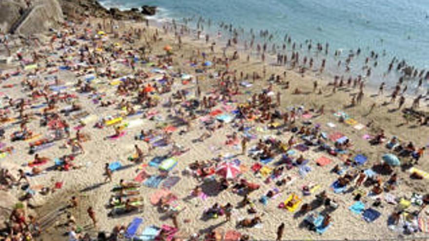 Vista de la playa de Matadero, ayer, llena de gente.