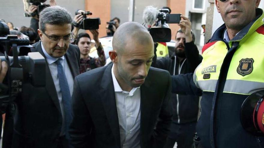 Javier Mascherano, con su abogado, a la llegada al juzgado.