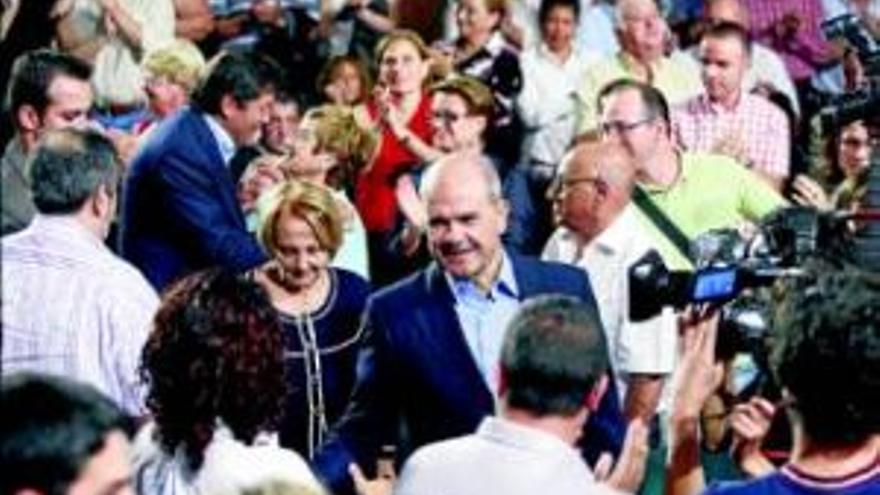 Chaves acusa al PP de erigirse en &quot;el partido de los trabajadores&quot;