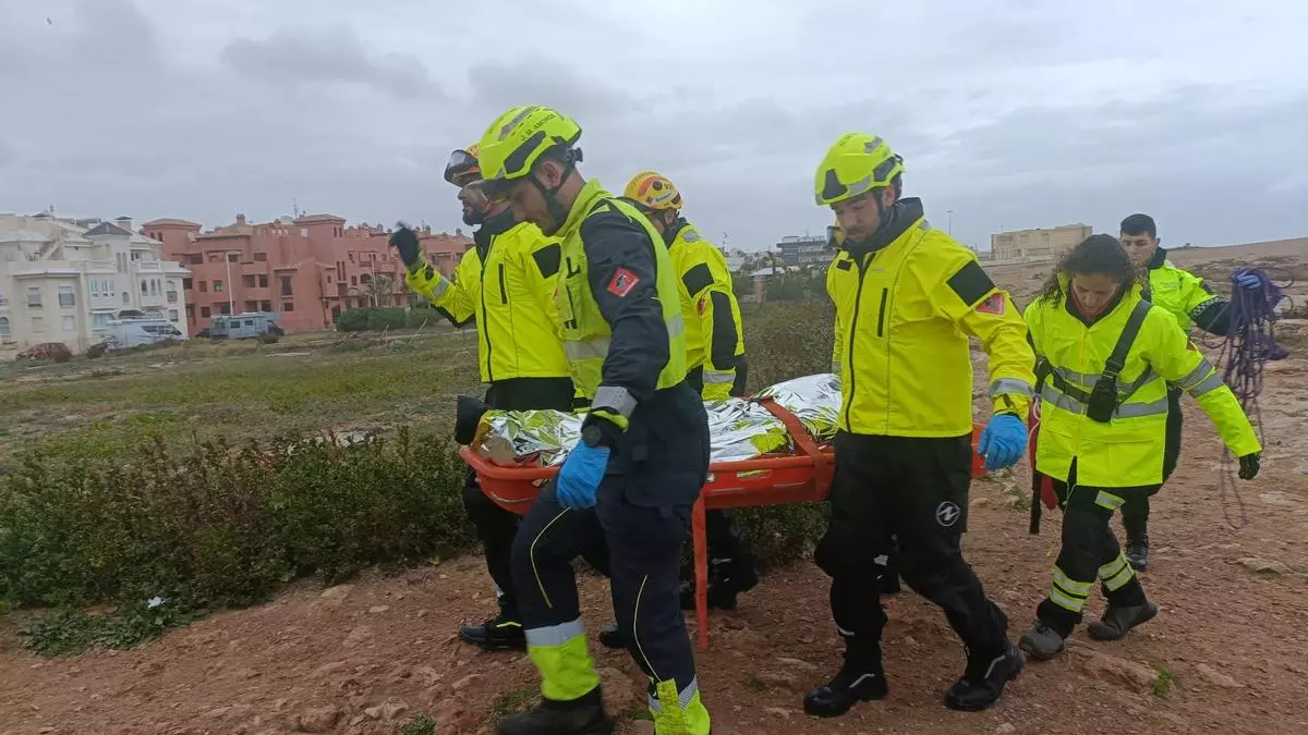 Investigan el hallazgo de un cadáver en una cala de Torrevieja