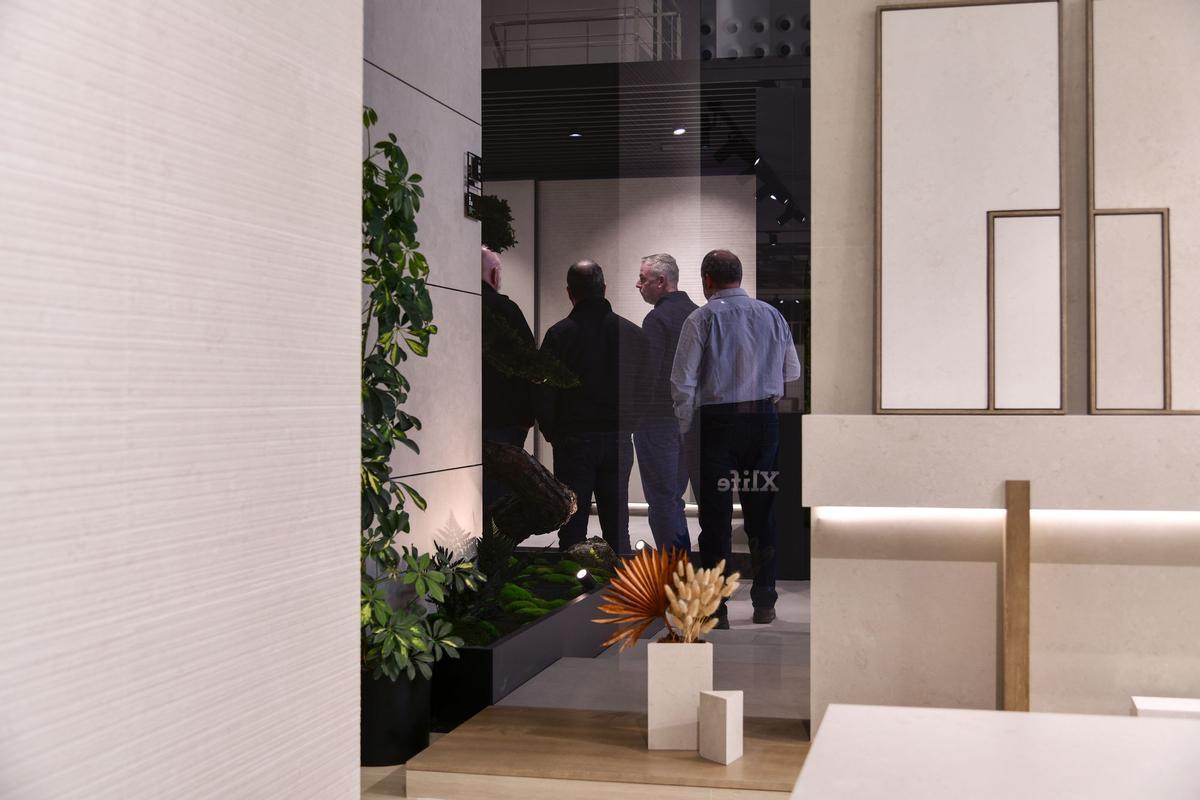 Visitantes en el 'showroom' de Cifre.