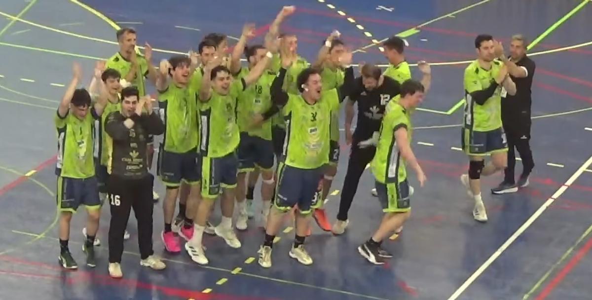 El Balonmano Zamora celebra su título sobre la pista de BM Pinto.