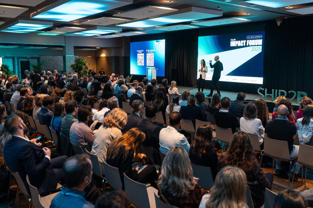 Maite Fibla, cofundadora y socia gestora de Ship2B Ventures, y Xavier Pont, presidente de la Fundación Ship2B, en el escenario del Ship2B Impact Forum 2025