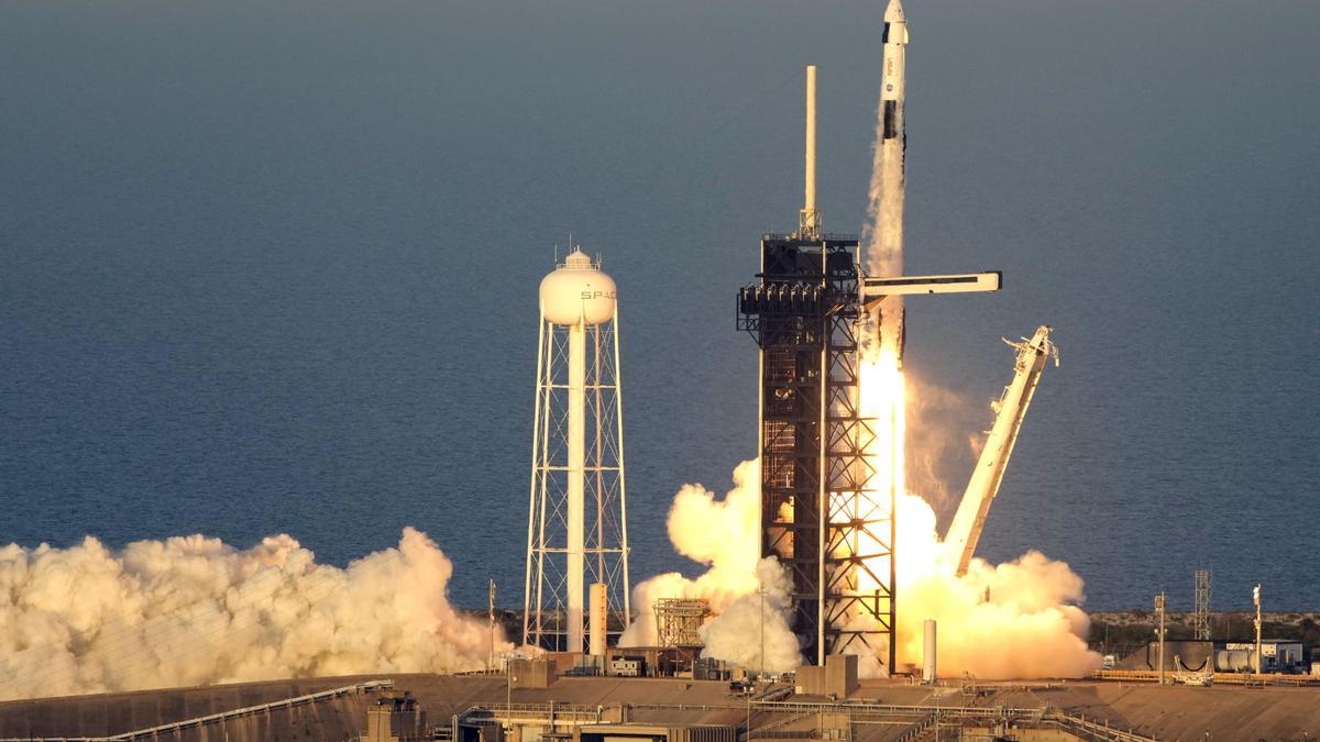 La cápsula de SpaceX, lanzada con un cohete Falcon 9 desde Florida.