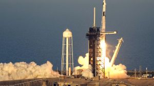 La cápsula de SpaceX, lanzada con un cohete Falcon 9 desde Florida.