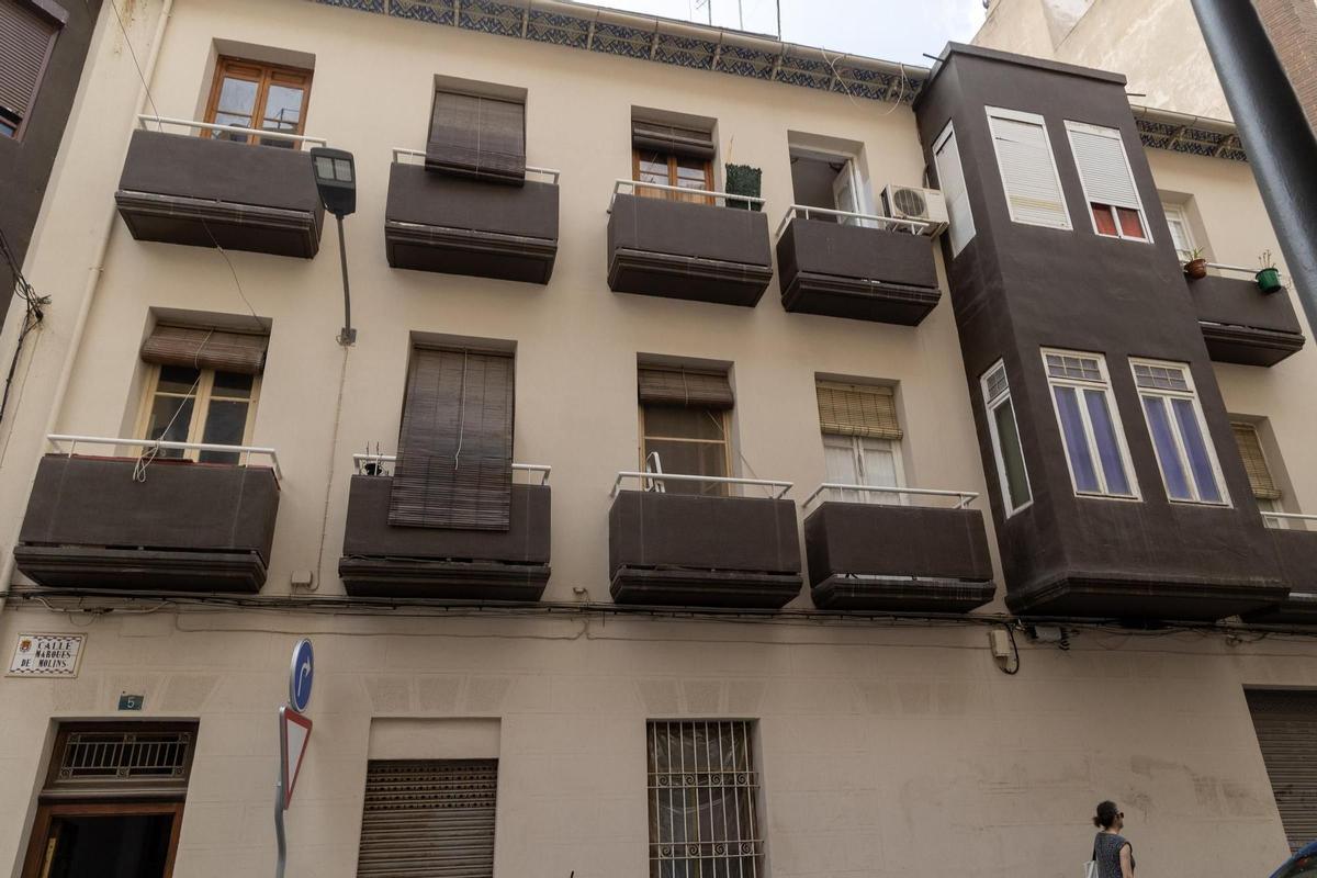 Inmueble con la ventana abierta en el balcón desde el que cayó la mujer.